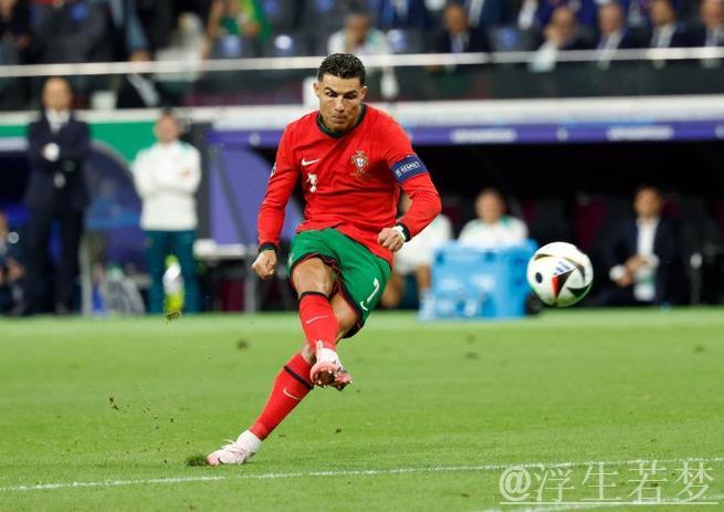 米多怒批C罗：他过于独自进攻，甚至角球都想直接射门